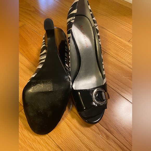 Anne Klein Zebra print wedges with open toe. Super cute! Size 8 - Picture 4 of 4